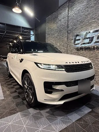 رينج روفر سبورت بيضاء أمام شعار ESD