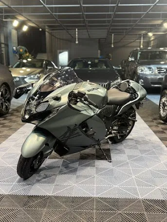 دراجة نارية رياضية رمادية داخل الاستوديو